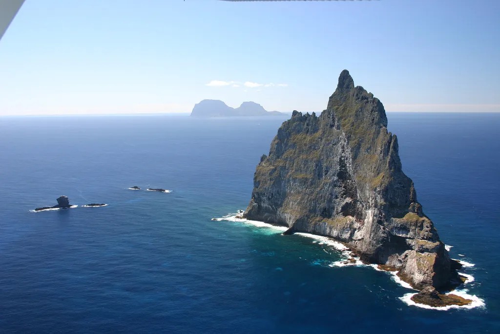 La Pirámide se encuentra a unos 20 km al sureste de la isla de Lord Howe.