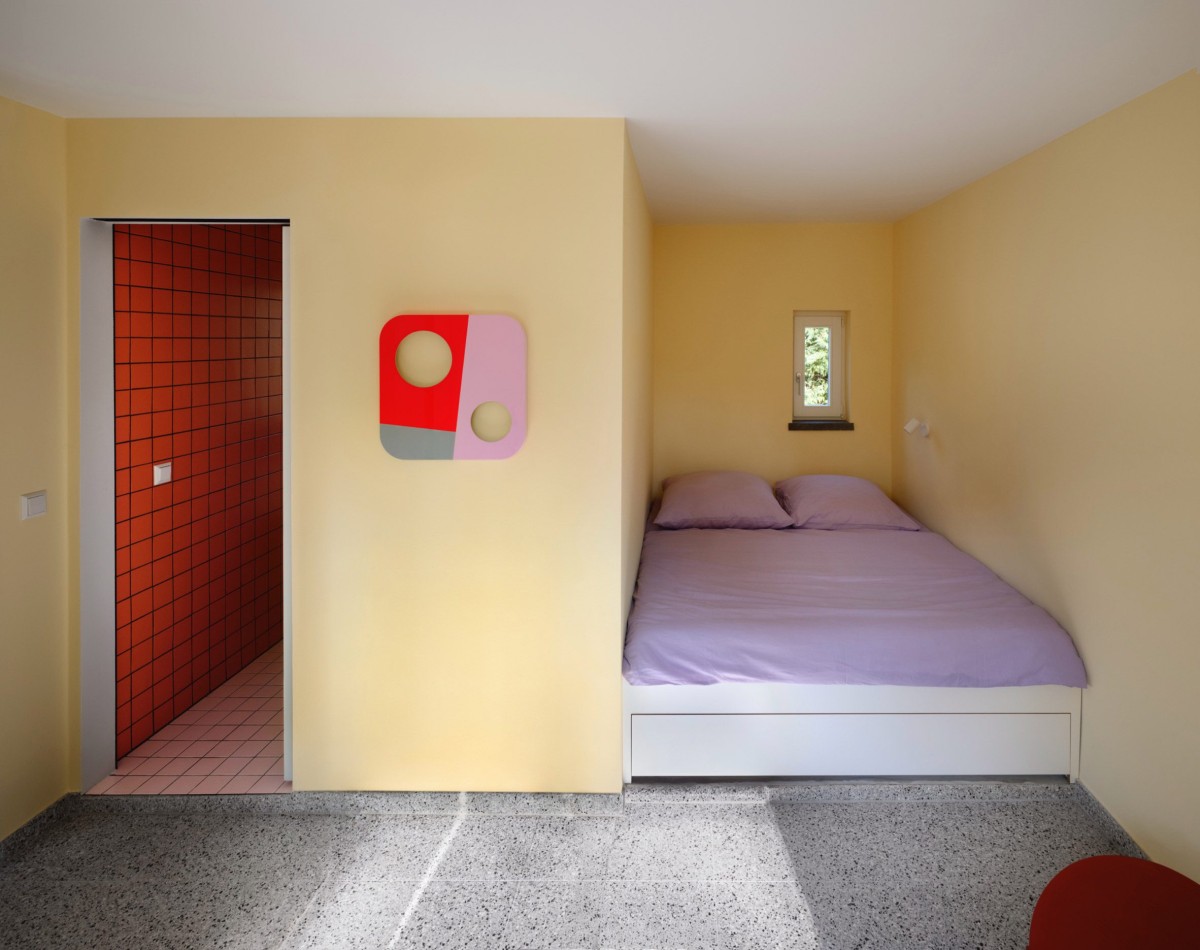 El interior fue revestido con tonos pastel suaves, característica del modernismo californiano de los 60, generando una atmósfera tranquila y acogedora.