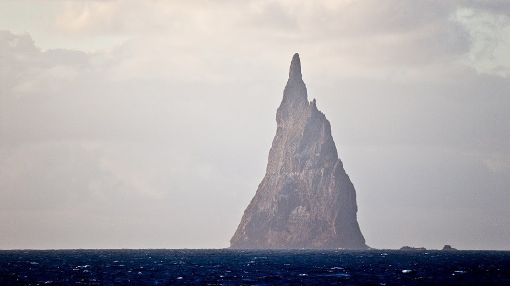Desde esta perspectiva se ofrece una de las vistas más espectaculares de la Pirámide por su verticalidad.