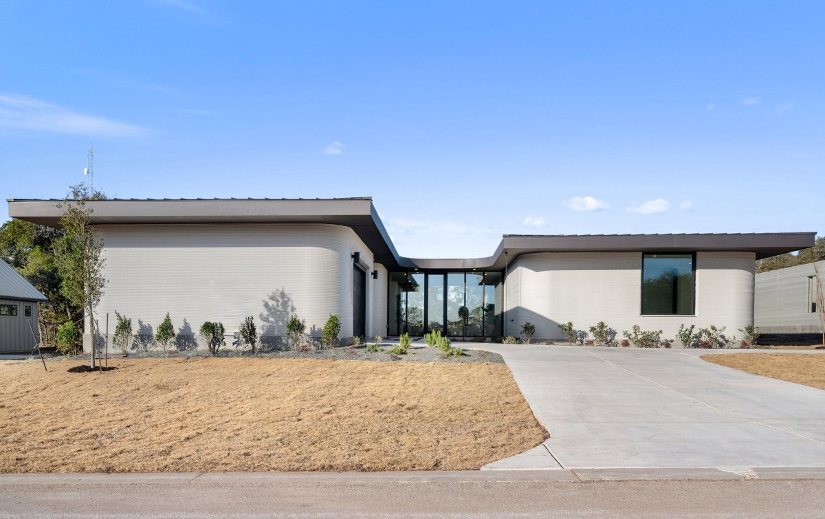 Las paredes exteriores e interiores terminan en esquinas redondeadas visualmente atractivas, creando calidez, fluidez y organicidad en toda la estructura. 