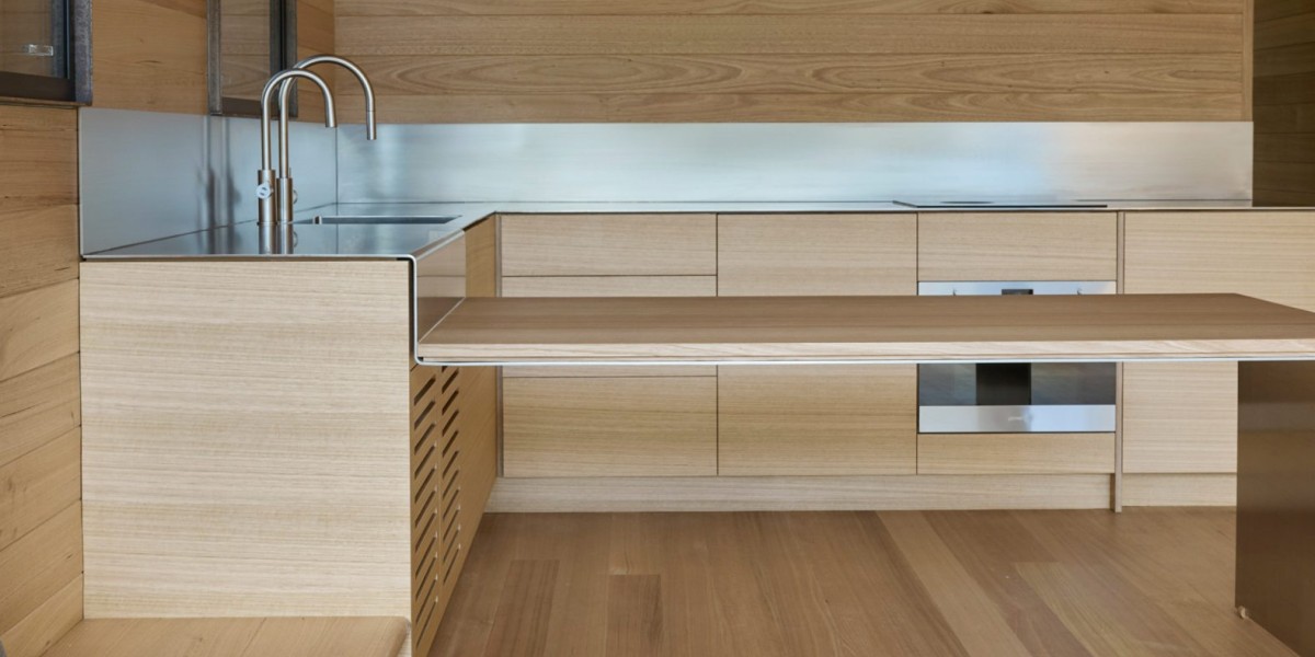 Con un diseño minimalista, pero acogedor, la cabaña cuenta con un dormitorio, un baño, una cocina y un salón.