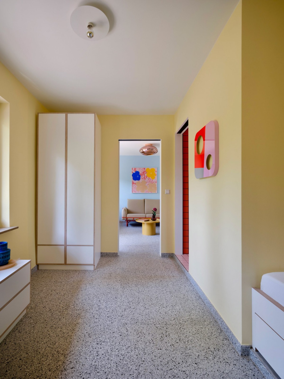 La rehabilitación del bungalow es una combinación del diseño histórico y de los modelos actuales, que ha dado lugar a una interesante composición.