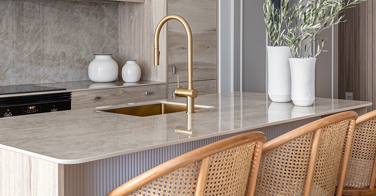 Cocina con isla en la vivienda reformada en el barrio de Puerta del Ángel