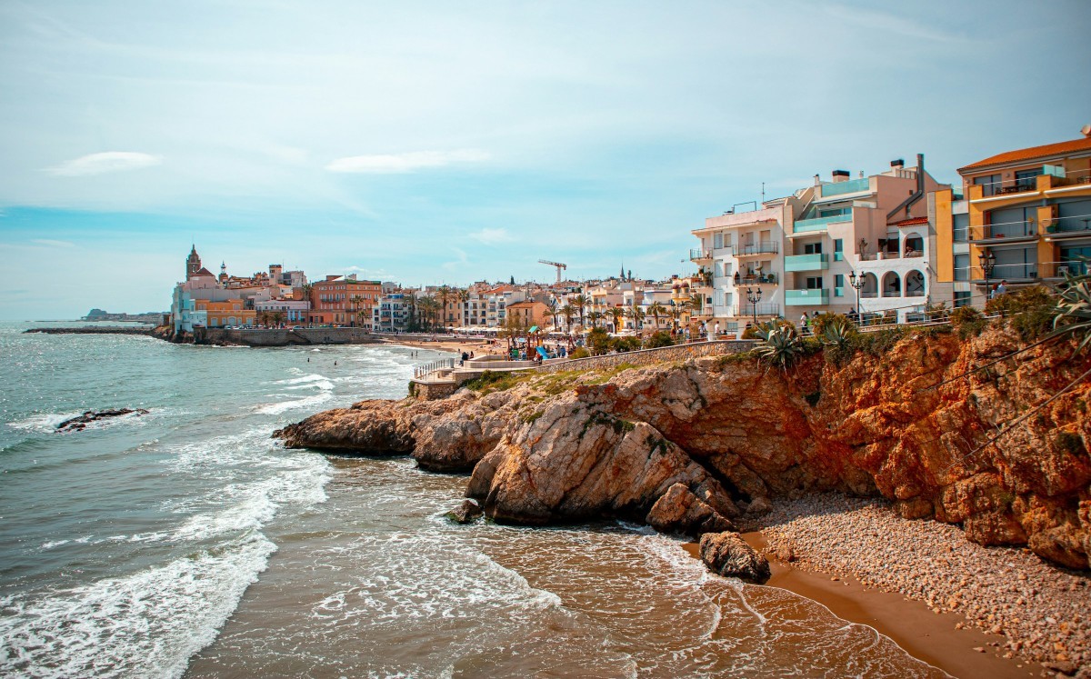 Retire by the sea in Sitgeschan lee on Unsplash
