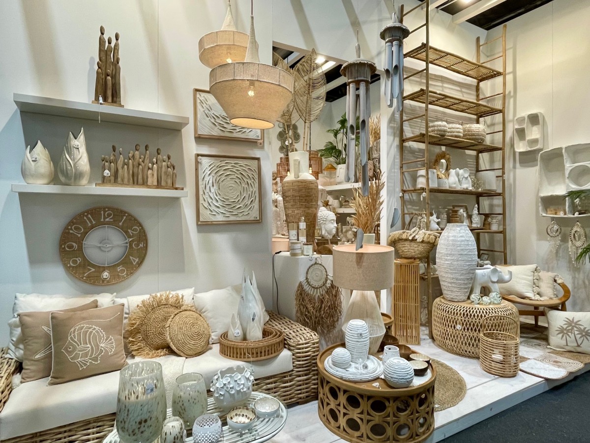 Los materiales naturales como la rafia, el ratán, el mimbre y la madera, así como las piezas artesanales, siguen marcando tendencia.