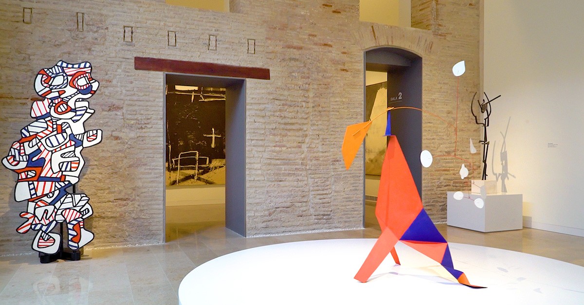 Obras de Alexander Calder y Roy Lichtenstein en una de las salas del CAHH