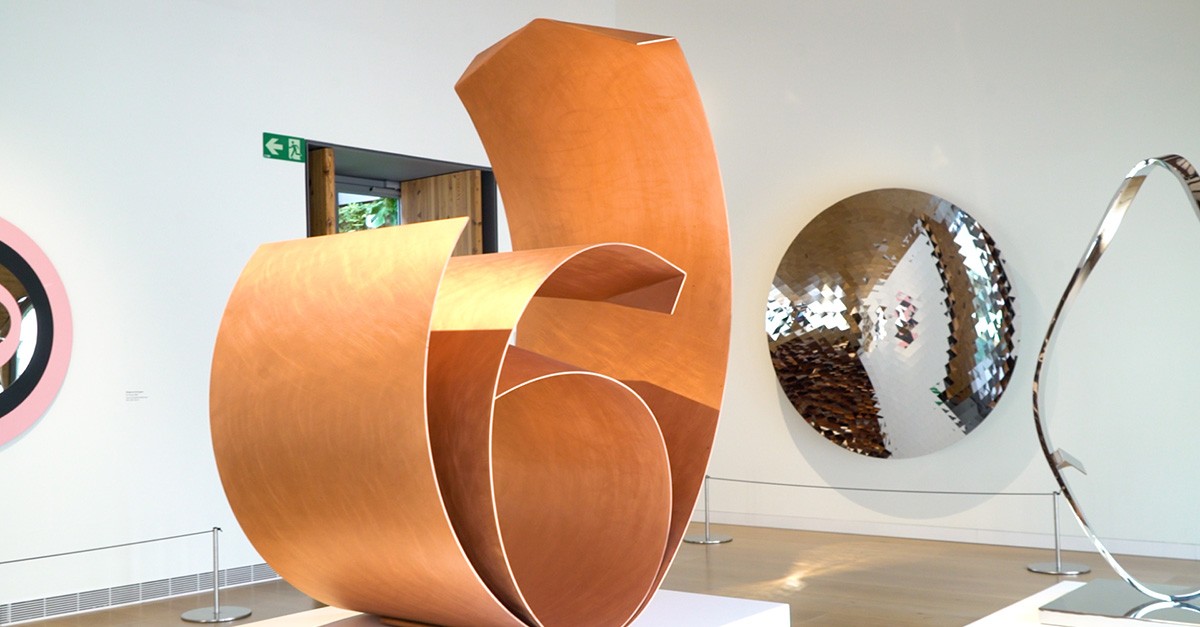 Salón con arte contemporáneo en el CAHH
