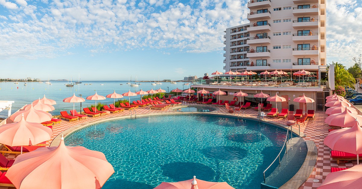 Piscina del uno de los hoteles en Ibiza