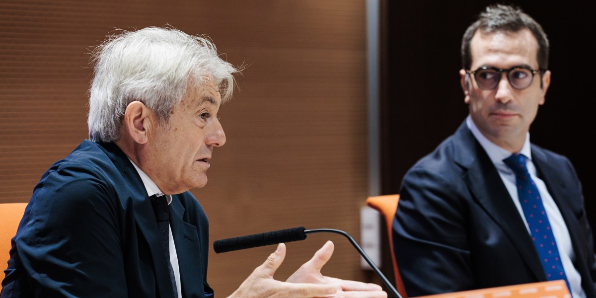 Los economistas elevan dos décimas su previsión de crecimiento del PIB para 2025, hasta el 2,6% El presidente del Consejo General de Economistas de España, Valentín Pich, y el ministro de Economía, Comercio y Empresa, Carlos Cuerpo