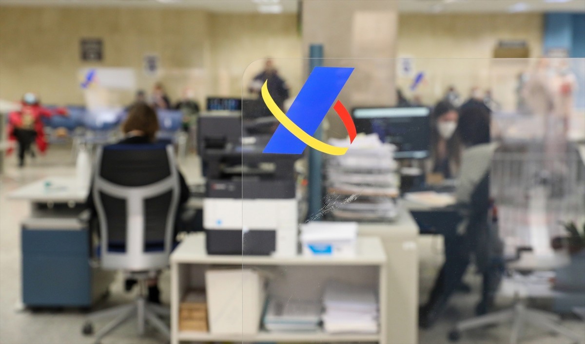 Hacienda prevé devolver 14.908 millones en la Campaña de la Renta, un alza del 9,6%, e ingresará un 13,3% más Varios empleados trabajan en una oficina de la Agencia Tributaria