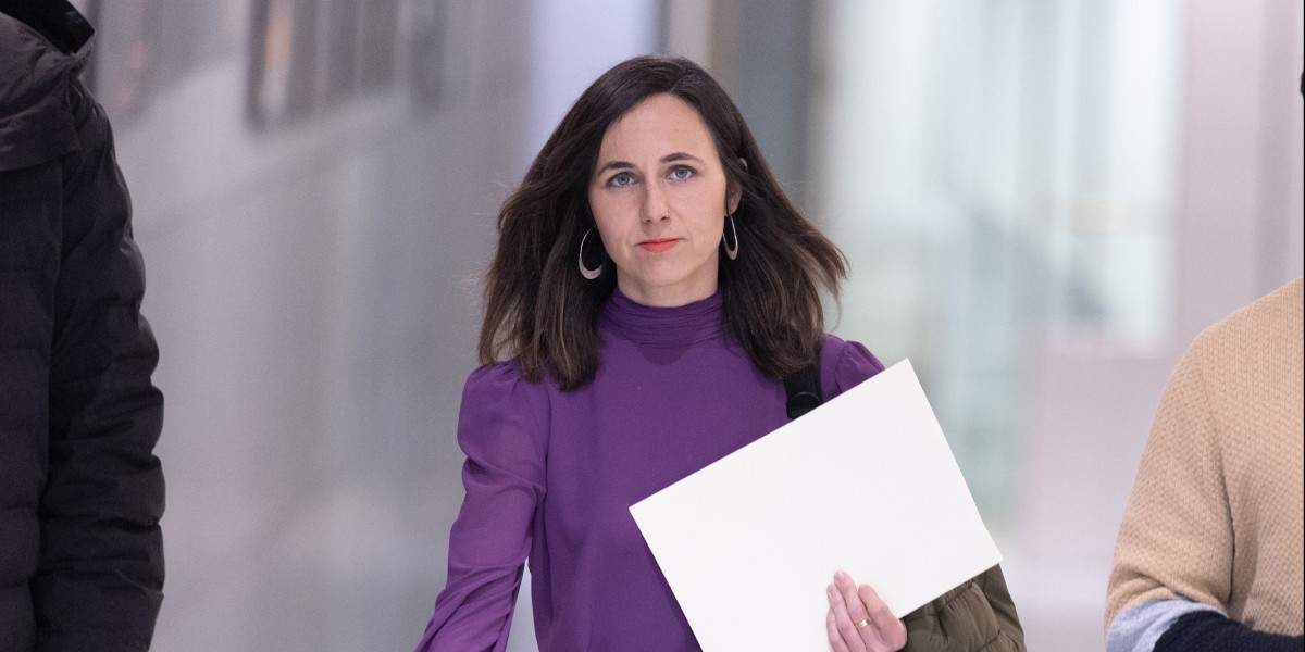 La portavoz de Podemos en el Congreso, Ione Belarra, llega a una rueda de prensa anterior a la Junta de Portavoces, en el Congreso de los Diputados, a 18 de marzo de 2025, en Madrid (España).