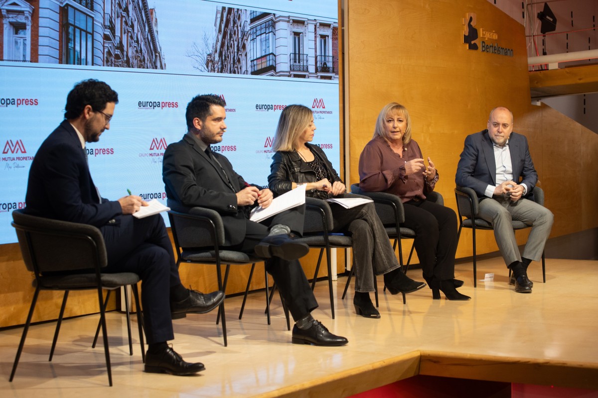 (i-d) El moderador del encuentro, el director de la Cátedra UNESCO de Vivienda de la Universidad Rovira i Virgilí, Héctor Simón, la directora gerente del Colegio Oficial de Arquitectos de Madrid (COAM), Ángela Baldellou la presidenta del Colegio de Admini