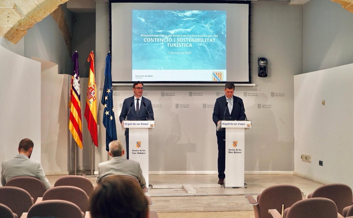 El Govern balear quiere aprobar este viernes el decreto de contención turística sin la subida de la tasa Archivo - El vicepresidente del Govern, Antoni Costa, y el conseller de Turismo, Jaume Bauzà, cuando presentaron las medidas de contención.