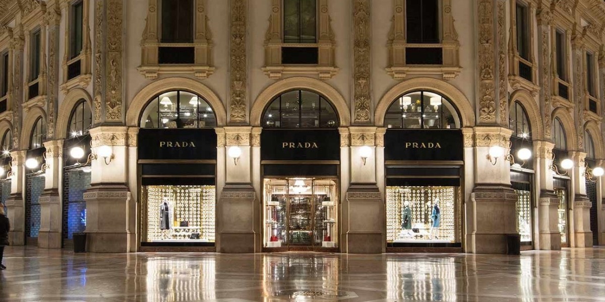 El grupo italiano de moda Prada compra Versace por un valor empresarial total de 1.250 millones de euros Archivo - Recurso de una tienda de Prada.