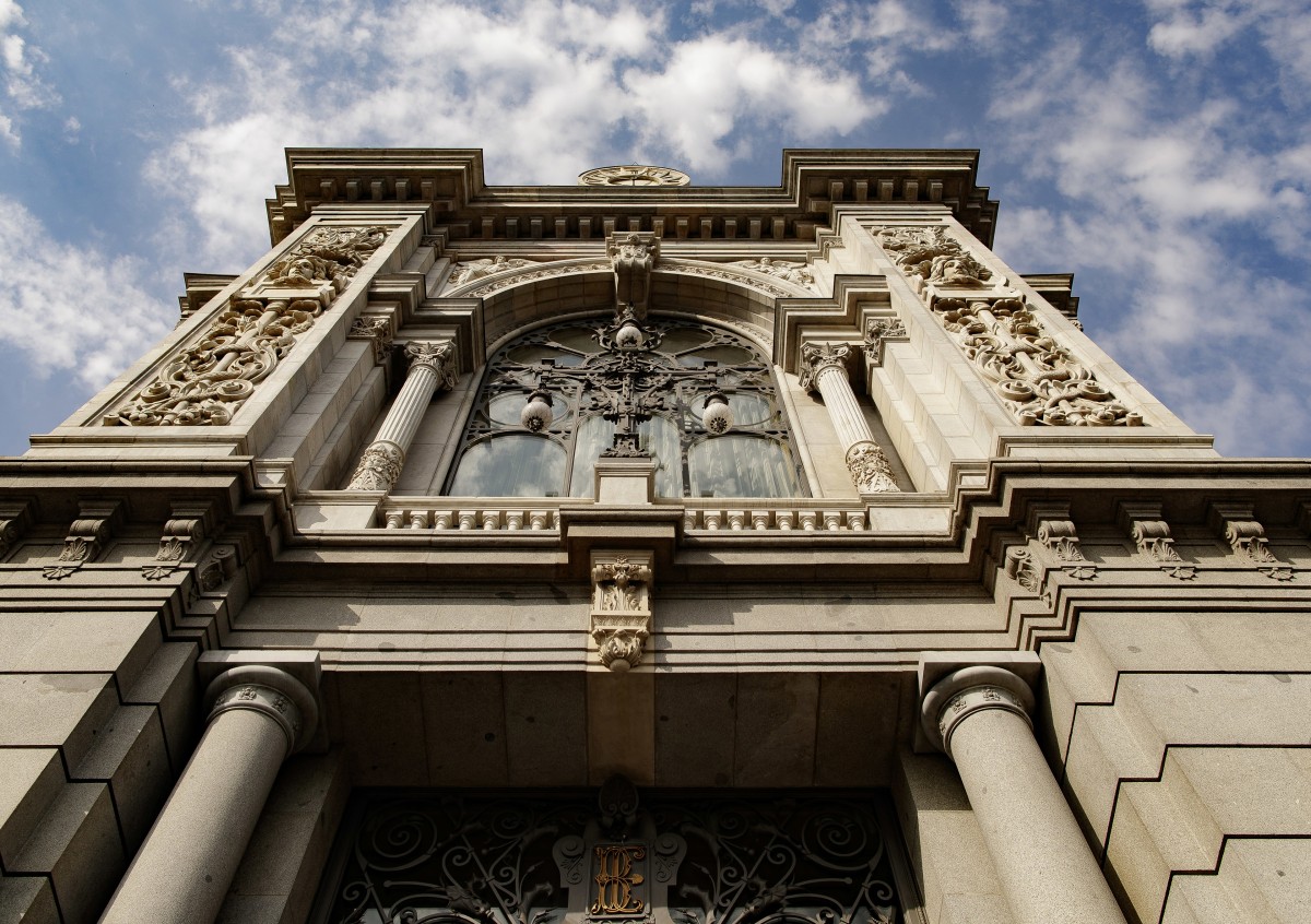 La caída de tipos impulsa la demanda de crédito y suaviza las condiciones Fachada del edificio del Banco de España situada en la confluencia del Paseo del Prado y la madrileña calle de Alcalá.