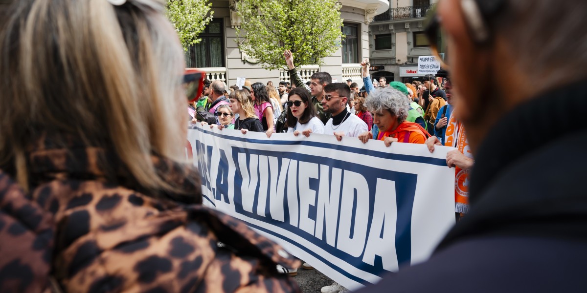 La vivienda repite como principal problema en España y se distancia de la economía y el paro, según el CIS Decenas de personas durante una manifestación por la vivienda, desde Atocha, a 5 de abril de 2025, en Madrid (España).