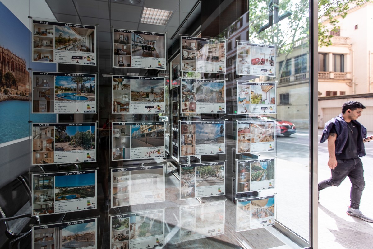 El 27% de los jóvenes no se ha independizado aún por el elevado precio de la vivienda, según Century 21 Archivo - Anuncios de viviendas en venta en una inmobiliaria.