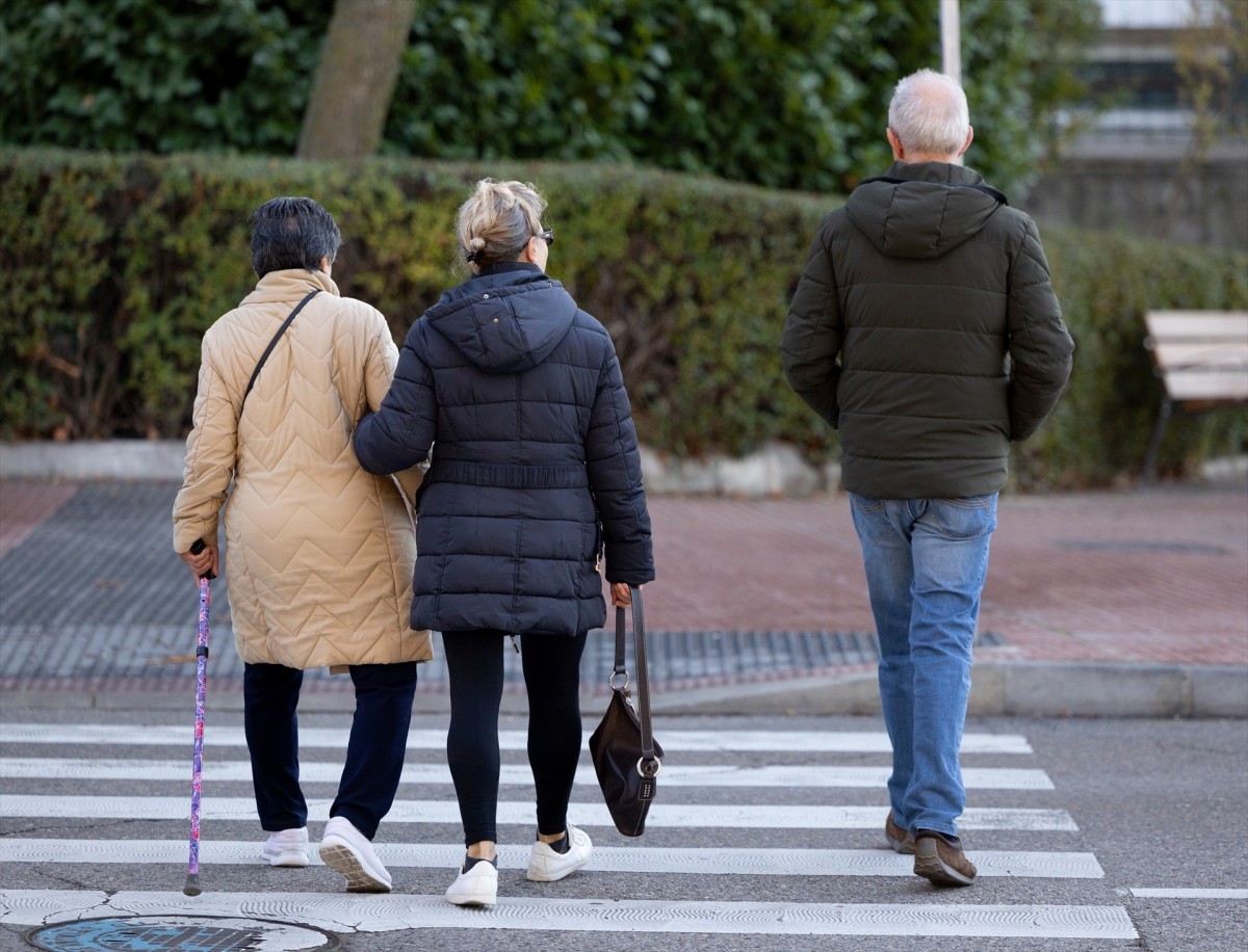 El 38% de los mayores de 55 años son 'ni-nis', el doble que los jóvenes de entre 25 y 34 años Archivo - Varias personas mayores de 55 años caminando por una calle de Madrid