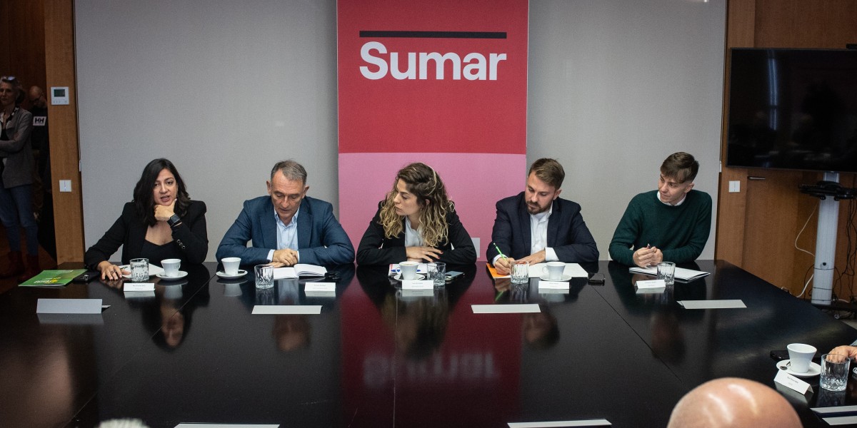 La coportavoz de Sumar, Lara Hernández, flanqueda por el portavoz parlamentario de IU, Enrique Santiago (i), y el portavoz de Vivienda, Alberto Ibáñez (d), de Compromis