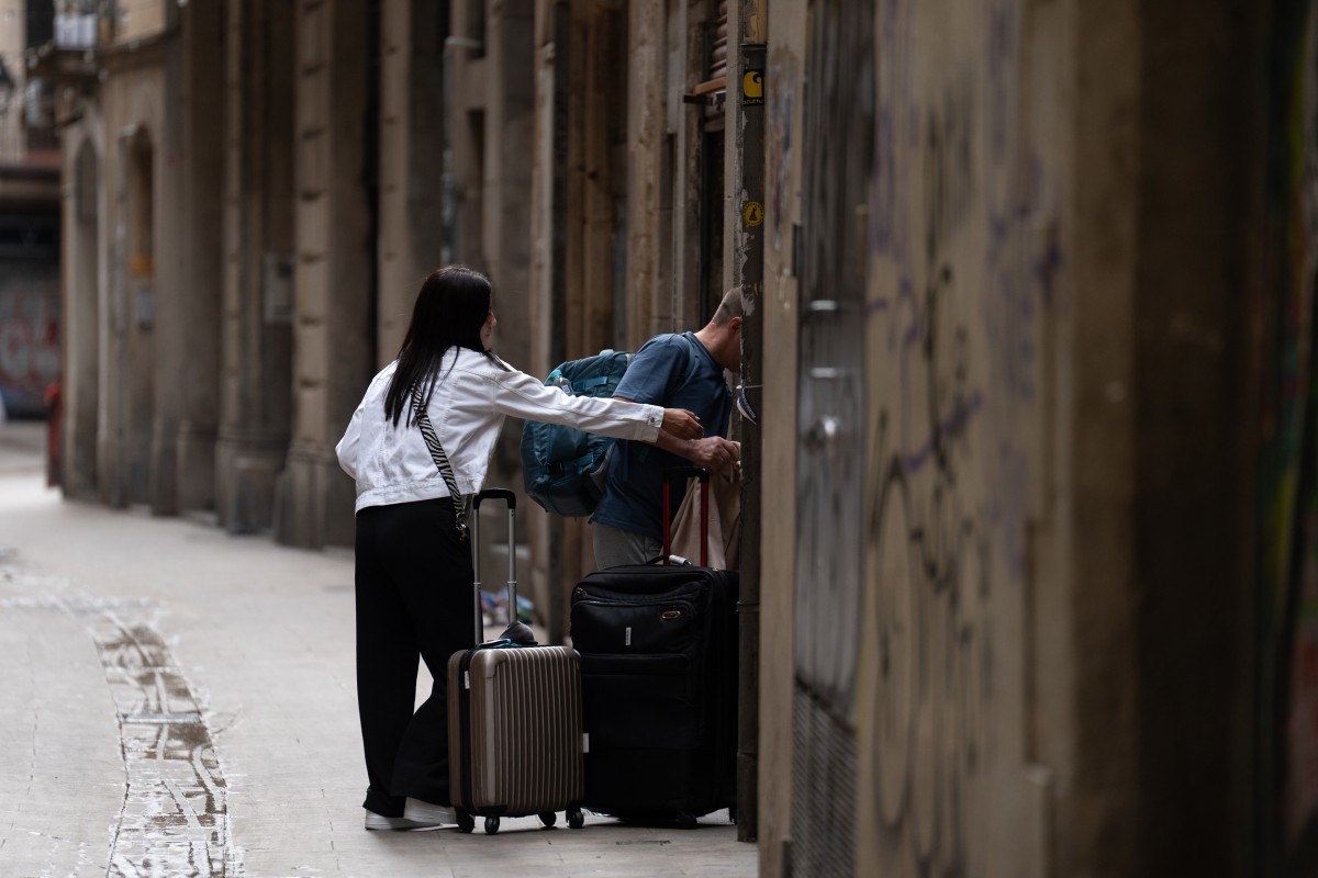 Arxiu - Dos turistes amb maletes al centre de Barcelona, a 17 de setembre de 2024, a Barcelona