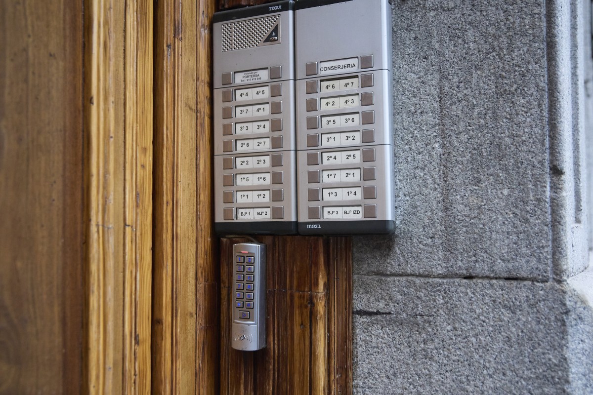 El Plan Reside del Ayuntamiento de Madrid para controlar pisos turísticos en la capital se aprobará en mayo Archivo - Telefonillo de un bloque de viviendas, a 29 de octubre de 2024, en Madrid (España). Almeida, ha informado este martes, 29 de octubre, que presentará en dos semanas el Plan Especial de Protección del Ámbito Residencial en la Ciudad de Madrid con