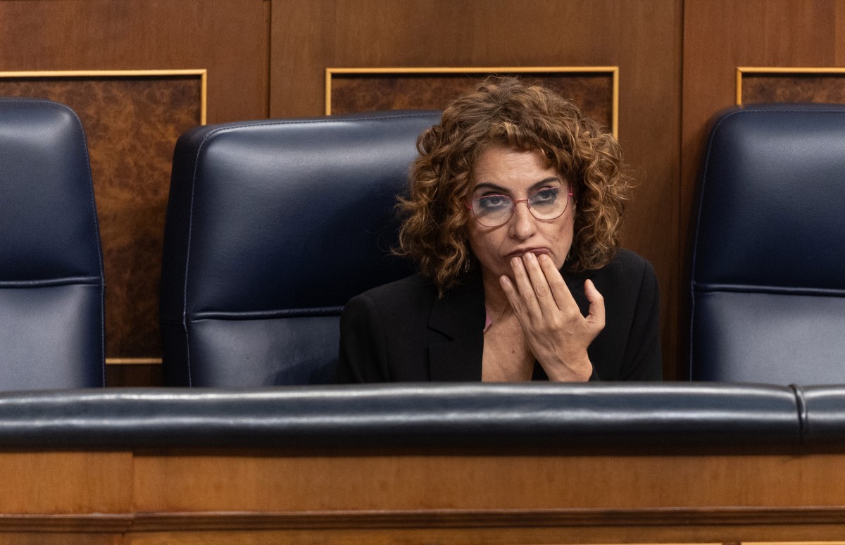Hacienda ampliará hasta 20 años el plazo de amortización de préstamos a los ayuntamientos más endeudados La vicepresidenta primera y ministra de Hacienda, María Jesús Montero, durante una sesión de control al Gobierno, en el Congreso de los Diputados, a 9 de abril de 2025, en Madrid (España).