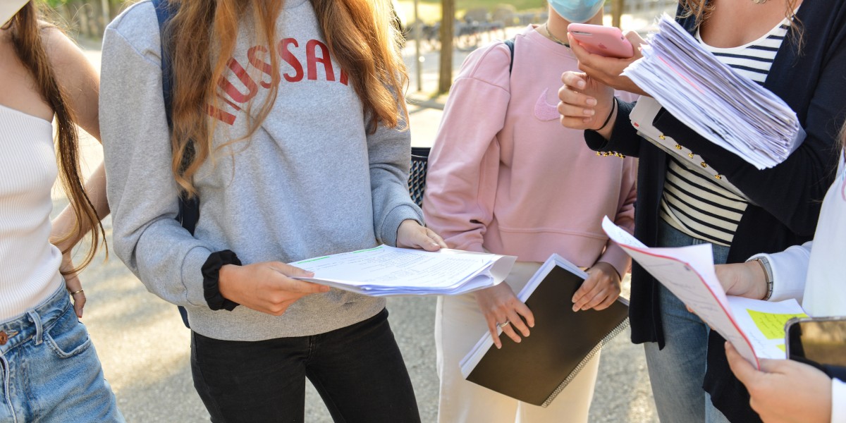 Apple, Google, Inditex, Santander y Microsoft, mejores empresas para trabajar según los estudiantes españoles Un grupo de estudiantes