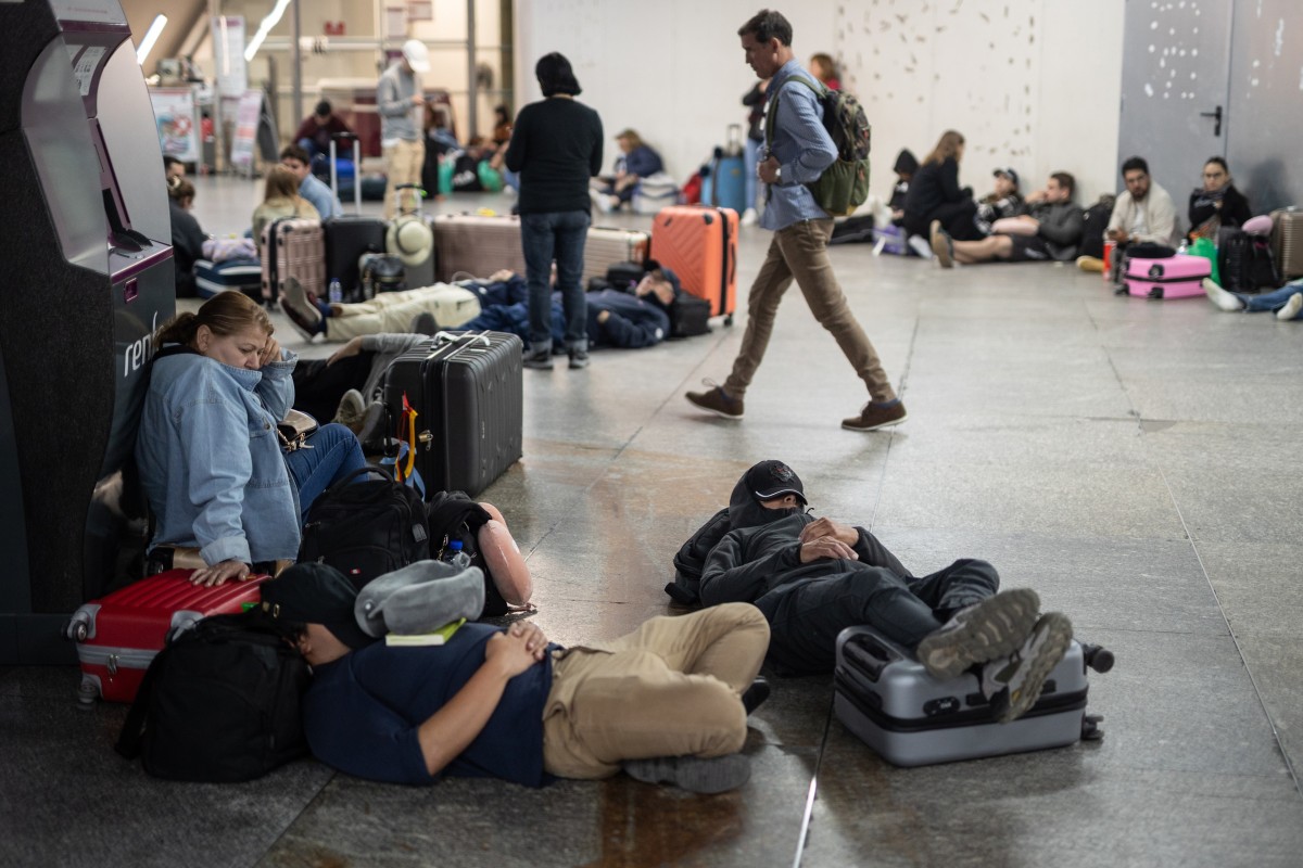 Decenas de personas se refugian en la estación de tren de Atocha, Madrid, donde pasarán la noche tras el apagón eléctrico en España, el 28 de abril de 2025.