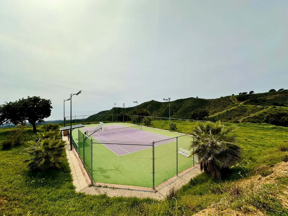 Haus mit Tennisplatz