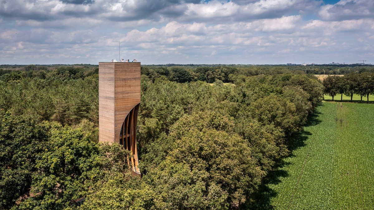 La torre Watchtower Einderheide ha sido diseñada por el estudio NEXT Architects en el bosque de Einderheide (Países Bajos).