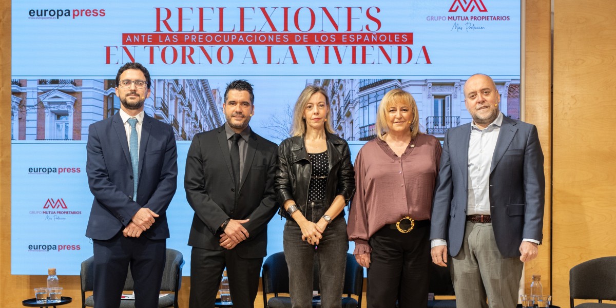 (De izq. a dch.) El moderador, Héctor Simón, Ángela Baldellou, Manuela Julia Martínez y César Crespo
