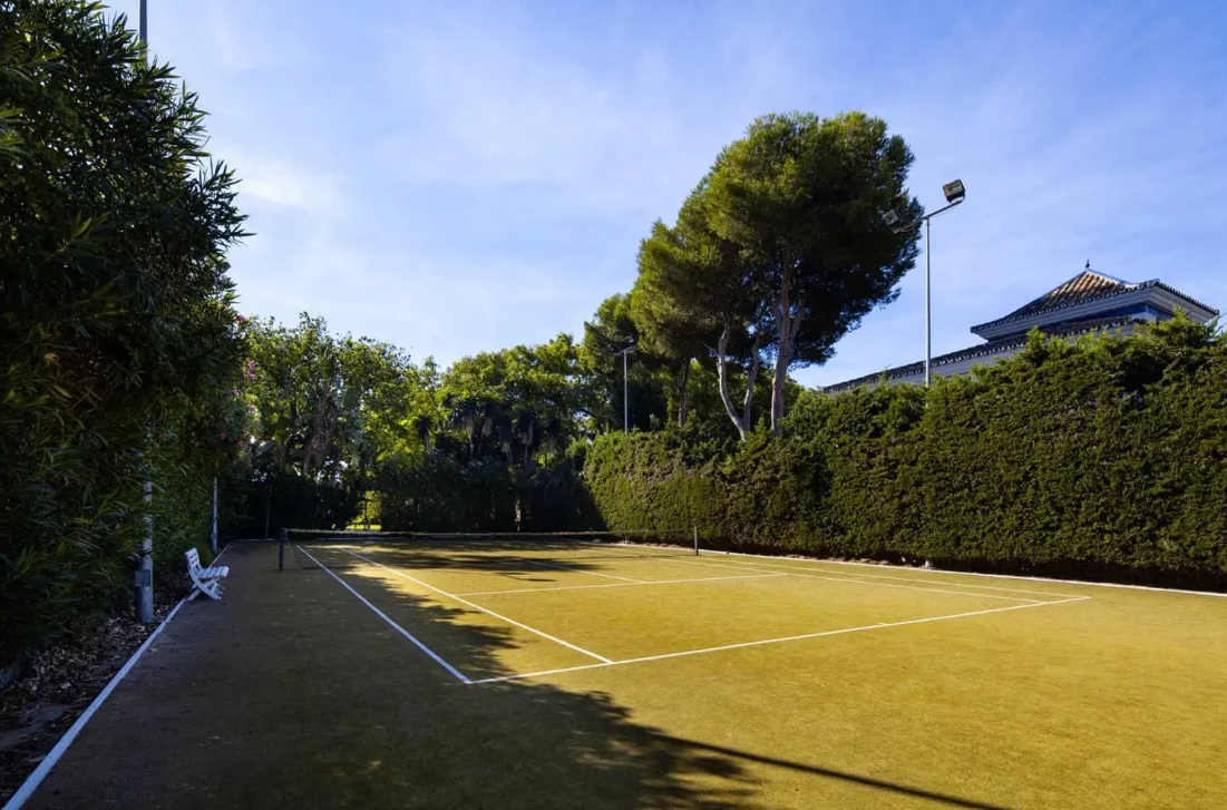 Häuser mit privatem Tennisplatz
