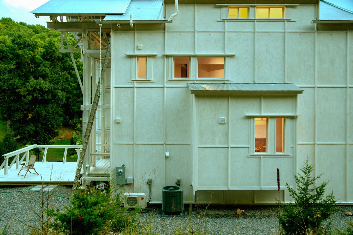 La mayor parte de la casa está enmarcada con madera contrachapada salvo la parte que da a la calle que tiene paneles de Hardie de forma salapada.