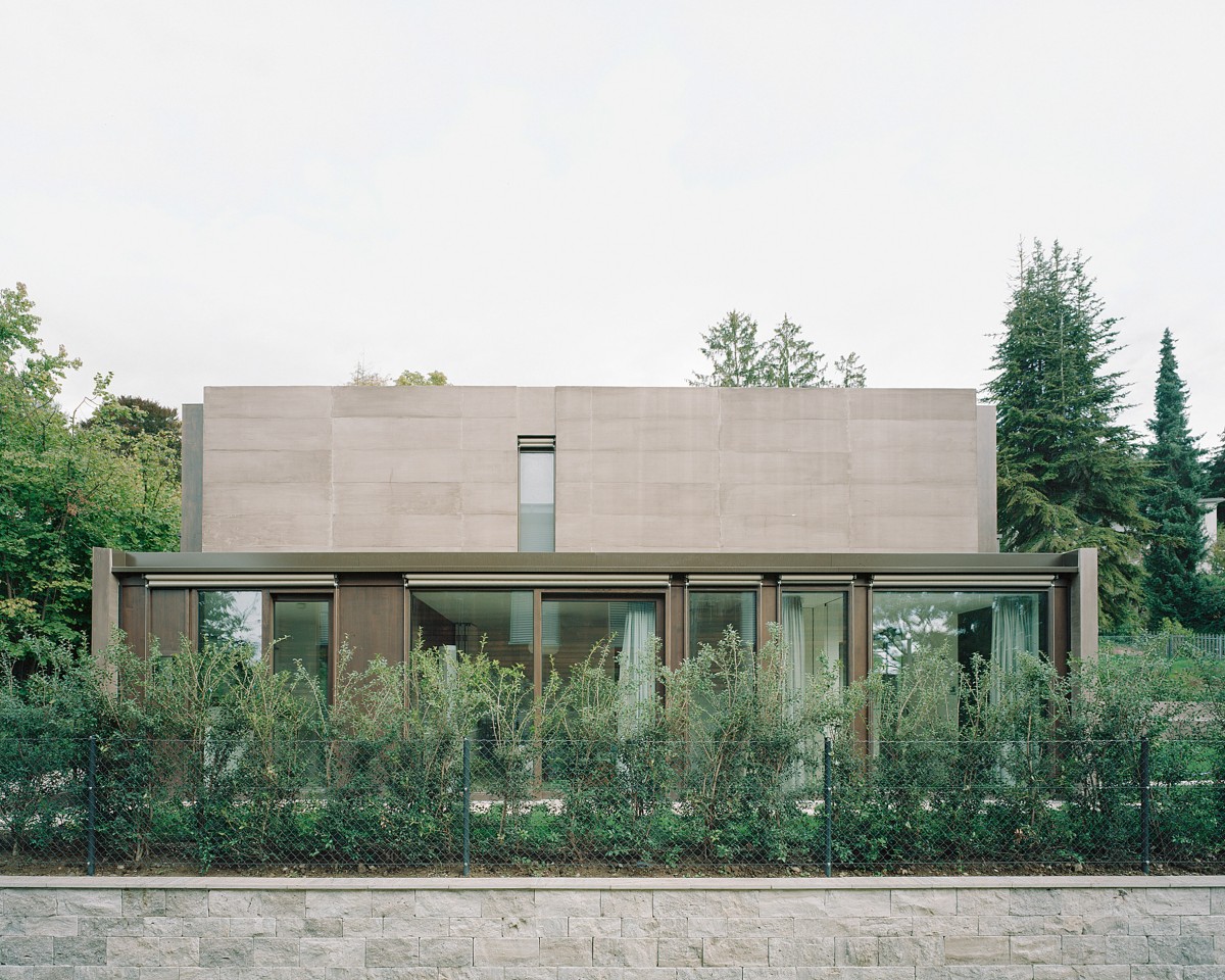 Desde el exterior, el muro de hormigón sobre una base acristalada le configura una sensación de fortaleza contemporánea.