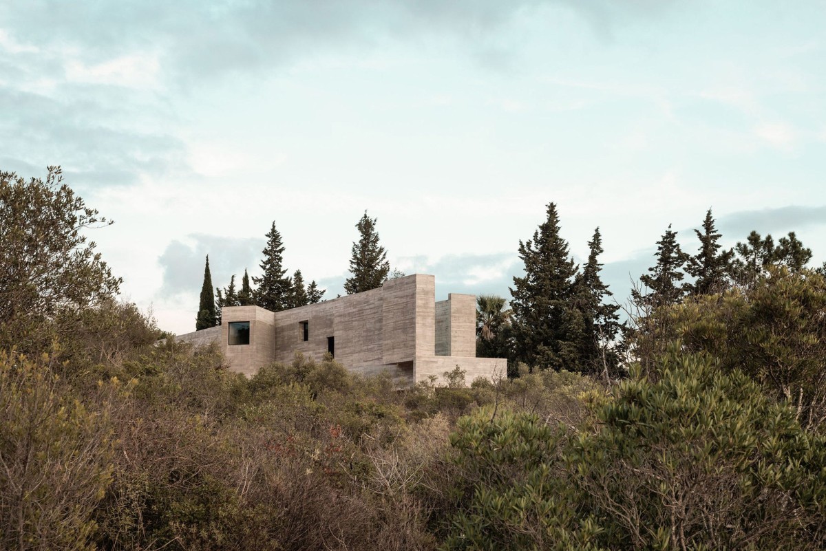 La vivienda se ha concebido como una ruina contemporánea donde el hormigón se integre en el paisaje.