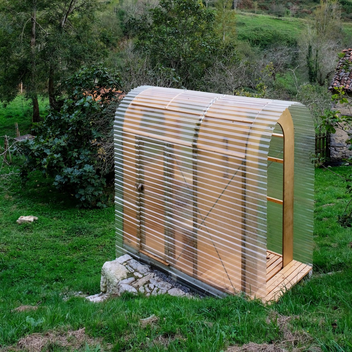 El baño parece una obra de arte contemporáneo y, por su estética, se asemeja a un tipo de experimento espacial.
