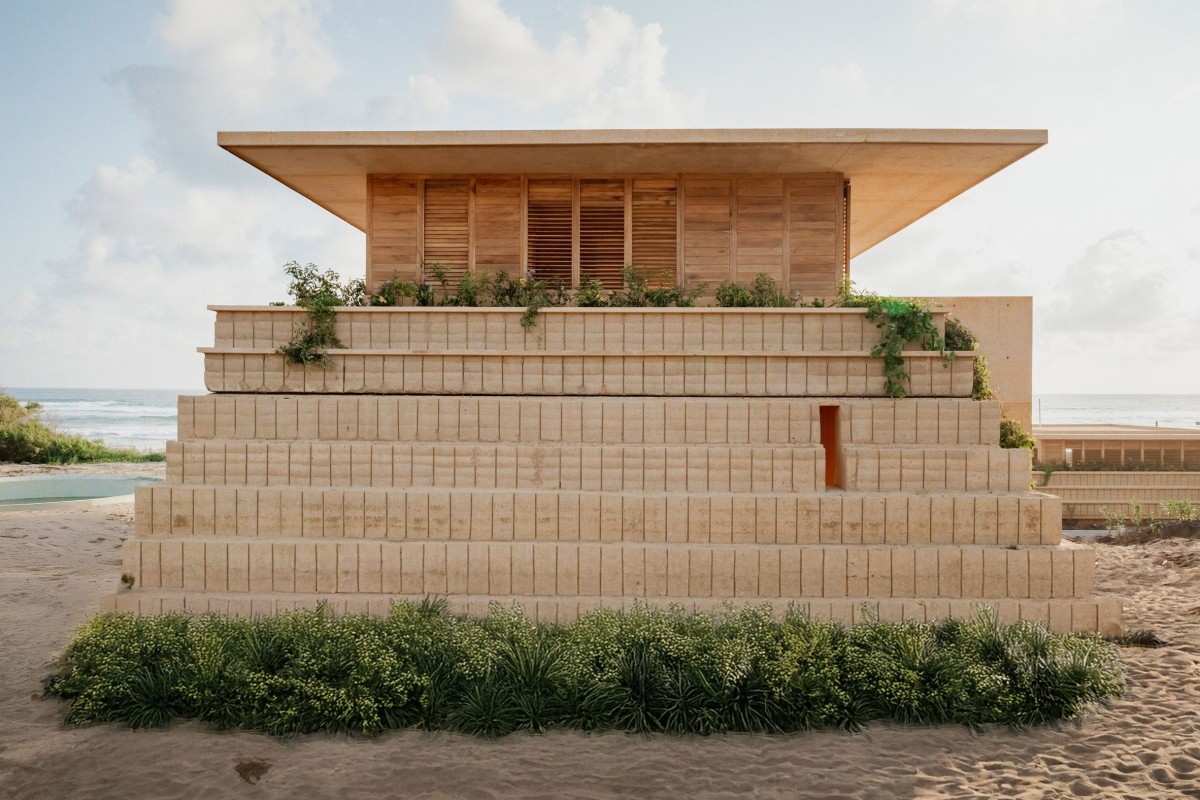 El complejo cuenta con 22 suites realizados en hormigón coloreado con forma de pirámide.