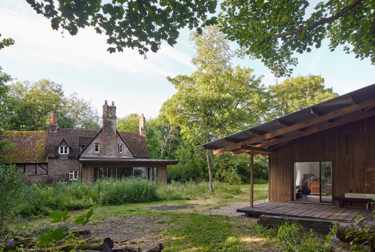 La rehabilitación ha consistido en la reorganización de la casa histórica, una ampliación y la creación de un estudio anexo.