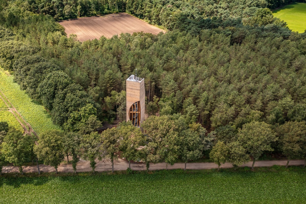 La torre se encuentra junto a un sendero para ciclistas y senderistas.