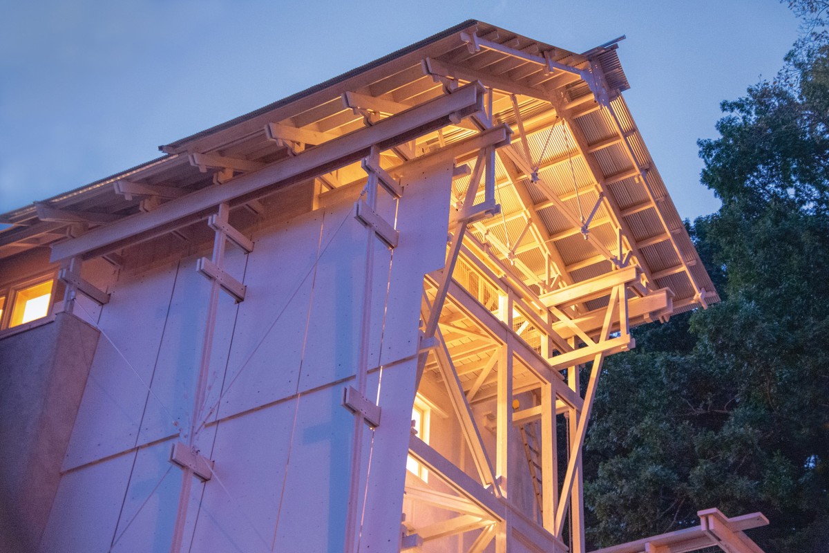 La fachada lateral destaca por su porche en voladizo sostenido por tensores metálicos que ha sido definida como una "hoja de bulldozer".