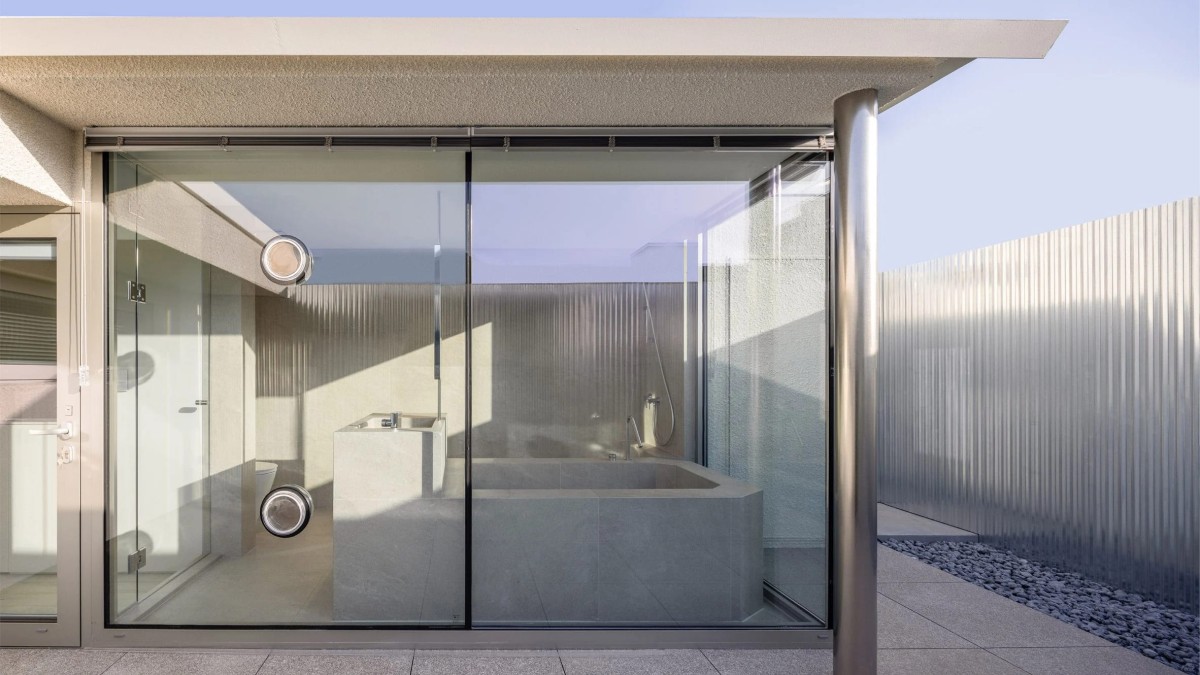 El cuarto de baño de la azotea destaca por sus grandes ventanales que dan al patio.