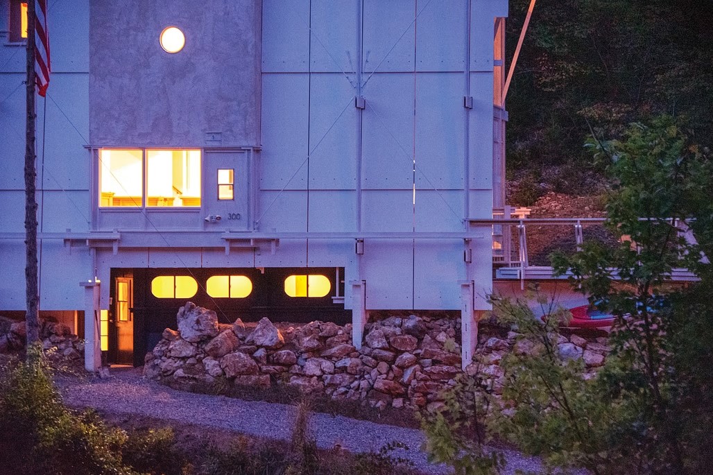 Entre los visibles cimientos de hormigón se apilan las rocas extraídas durante la excavación, lo que le da un aire primitivo y rústico.