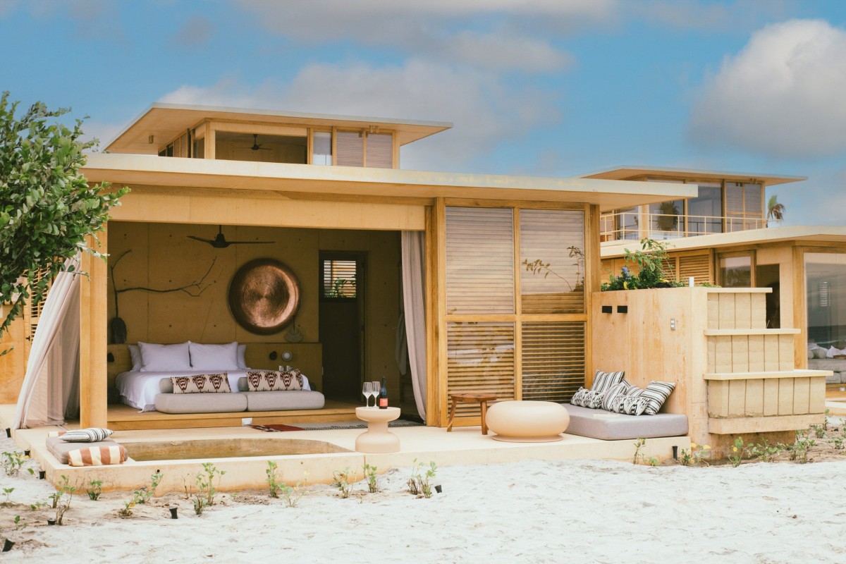 Cuatro suites se sitúan frente al mar y son las más grandes del complejo, con 51 metros cuadrados y con piscina privada.