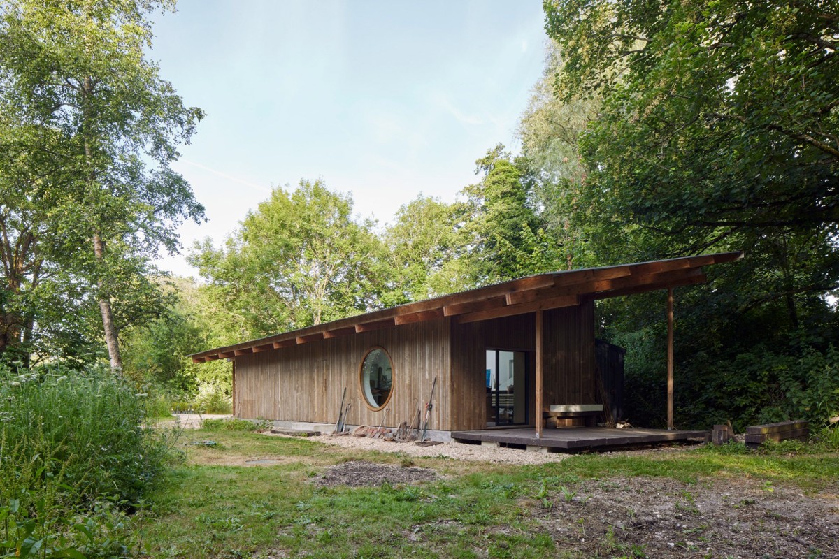 El espacio anexo mira hacia el conjunto molinero original a través de una gran ventana circular.