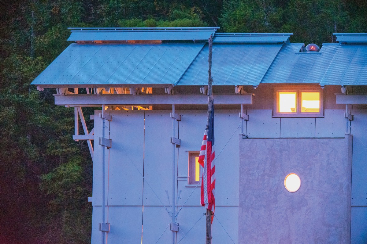 El tejado se compone por tres grandes cerchas superpuestas que le dan un aspecto telescópico en cuya parte central se ubica una cúpula translúcida.