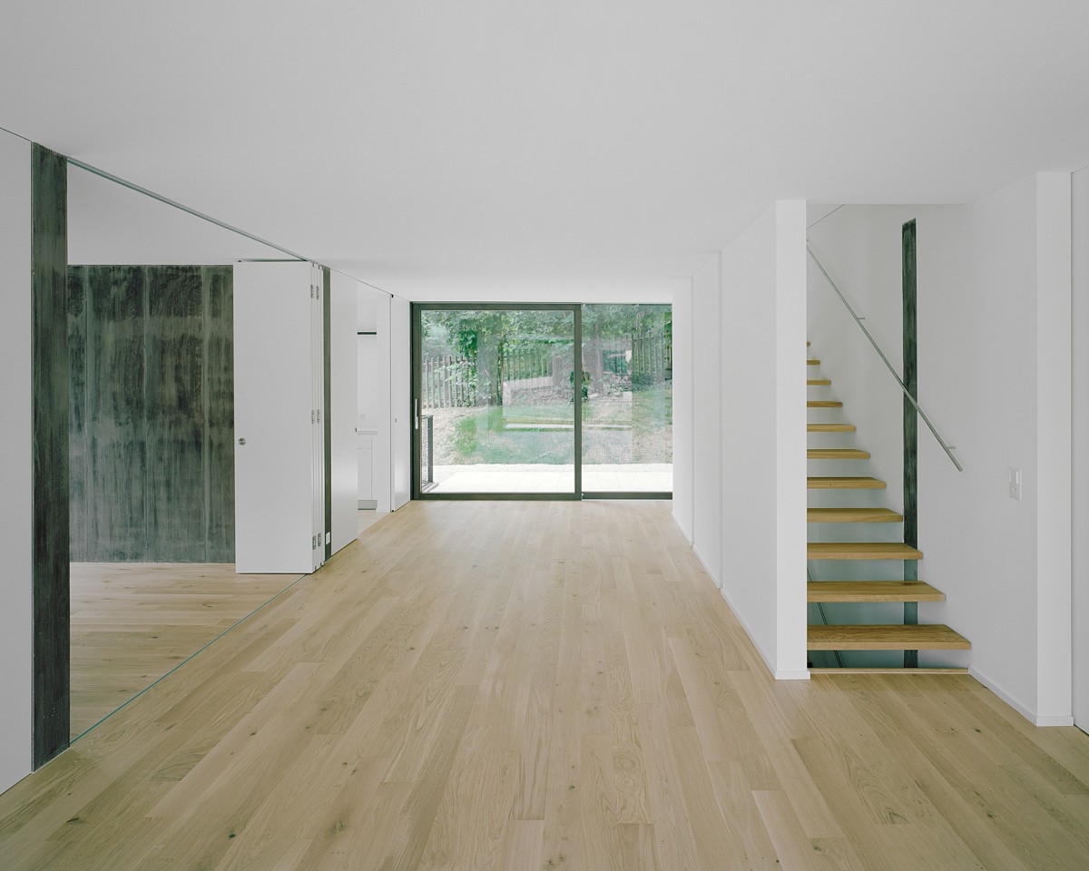 El interior de la vivienda contrasta deliberadamente con la solidez de su continente, creando una sensación de equilibrio entre pesadez y ligereza.