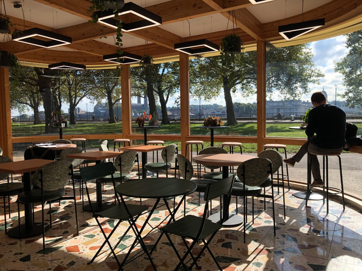 La estructura de madera está formada por una cuadrícula de viguetas de madera laminada con iluminación también cuadrada.