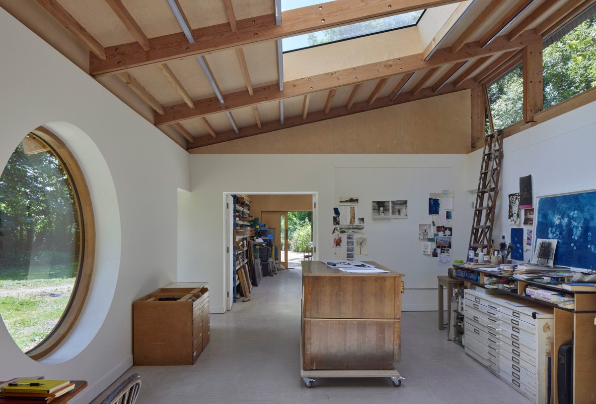 En el techo del anexo se abren grandes claraboyas para crear un espacio “esbelto y utilitario”.