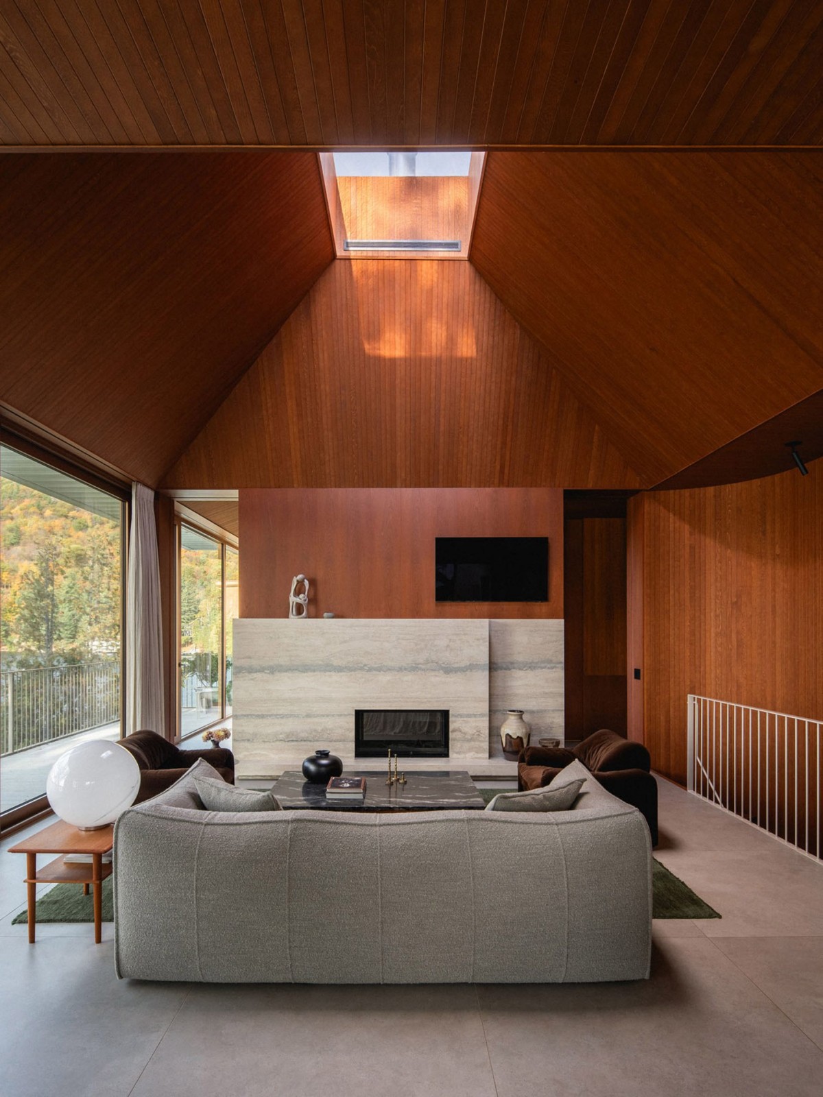 El salón se encuentra coronado por una claraboya rectangular que aporta luz al corazón de la vivienda.