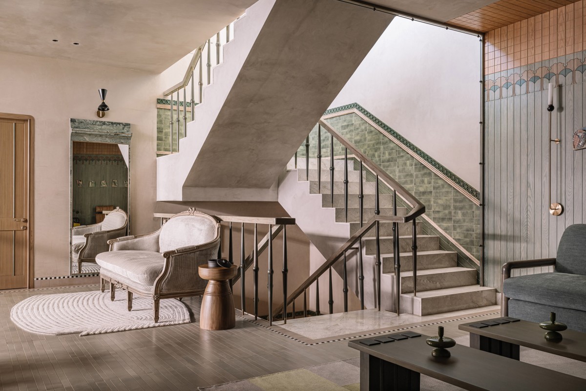 La escalera central está decorada con azulejos verde jade.